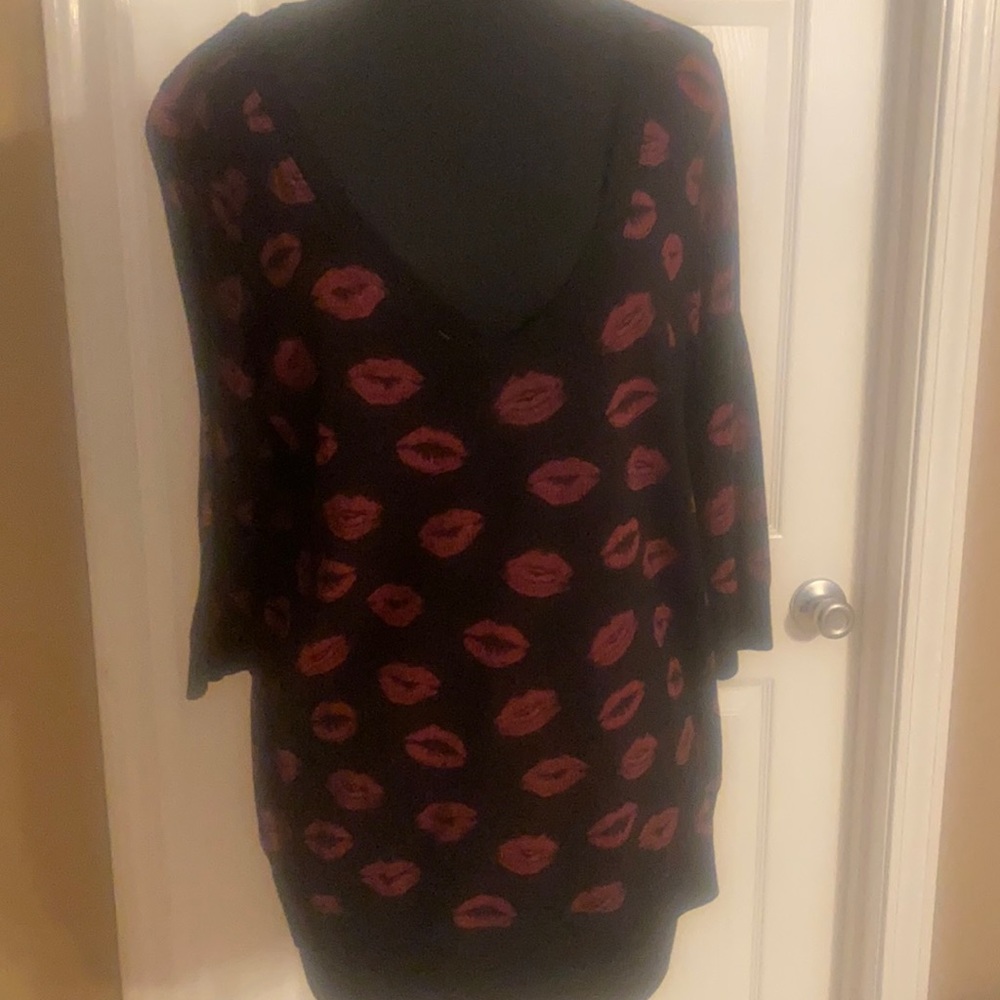 NWOT - TORRID - Black and Pink Lips Shirt - Sz 1